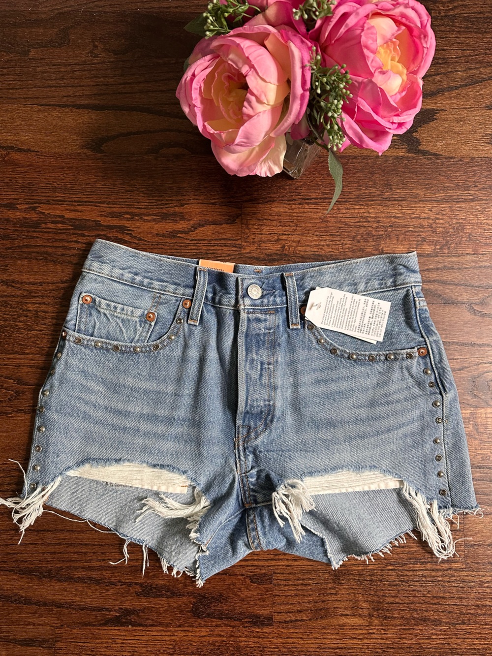 NWT Levi’s 501 studded Jean shorts, size 26